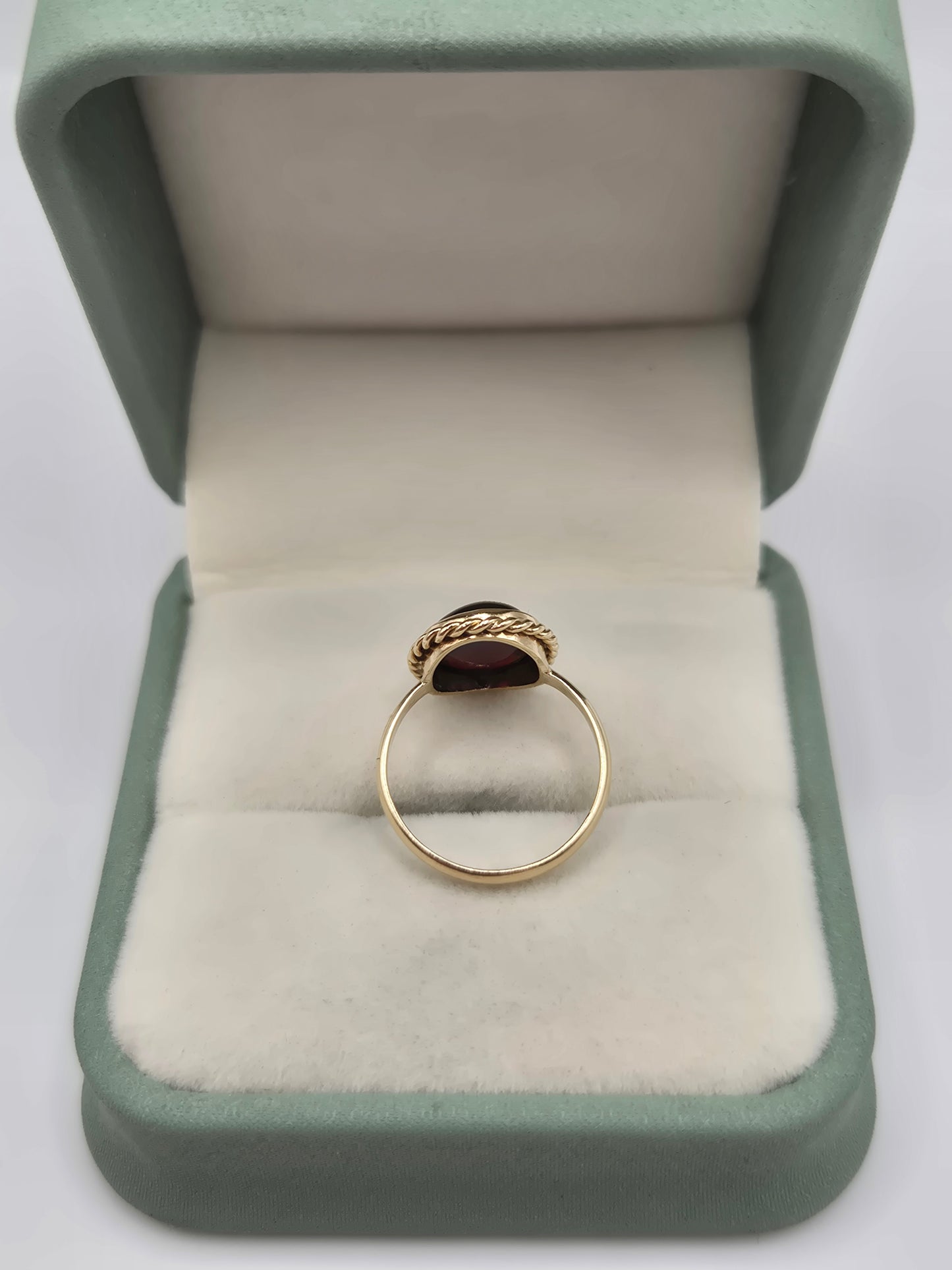 9ct gold cabochon garnet ring