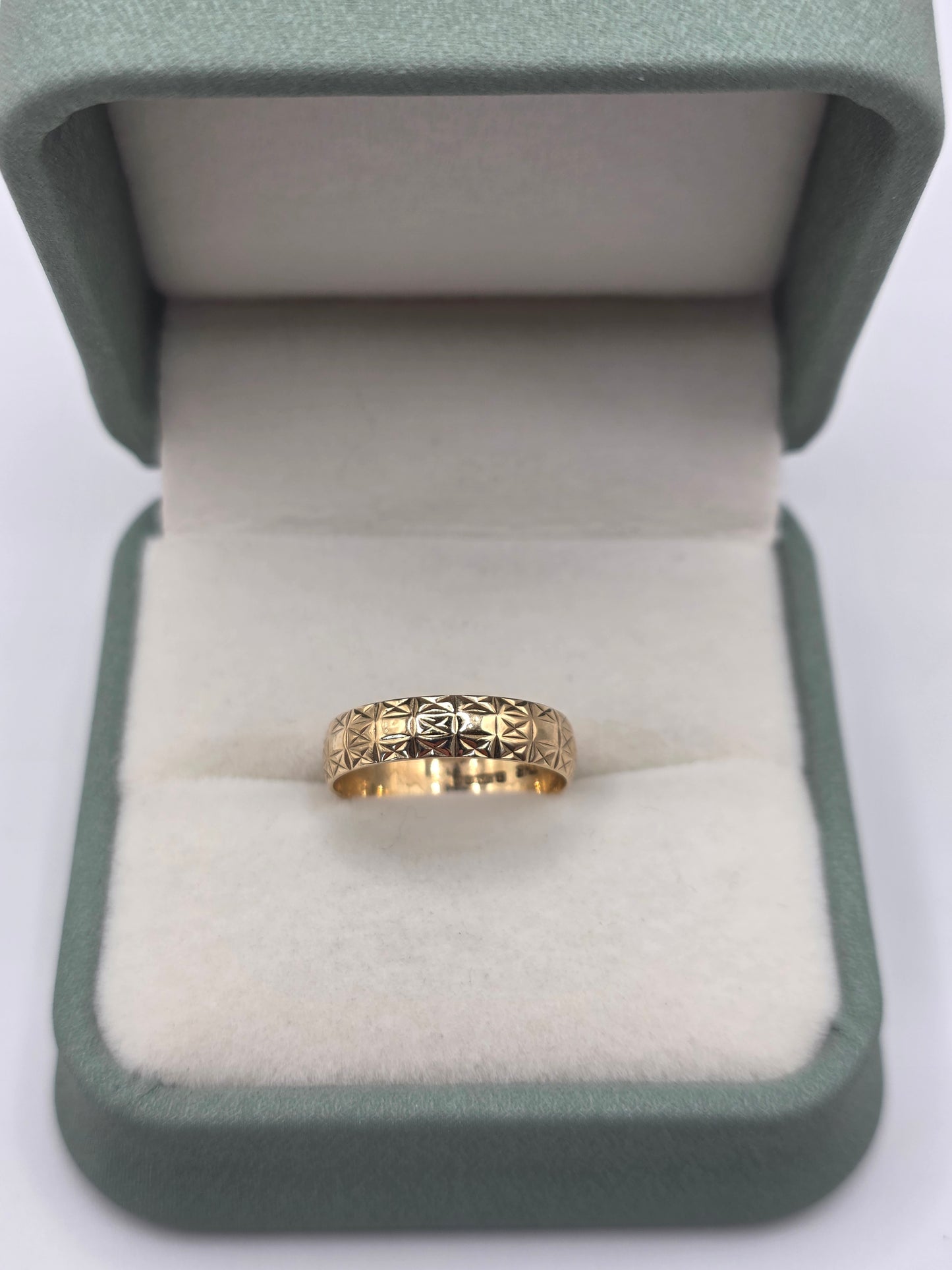 9ct gold patterned band ring