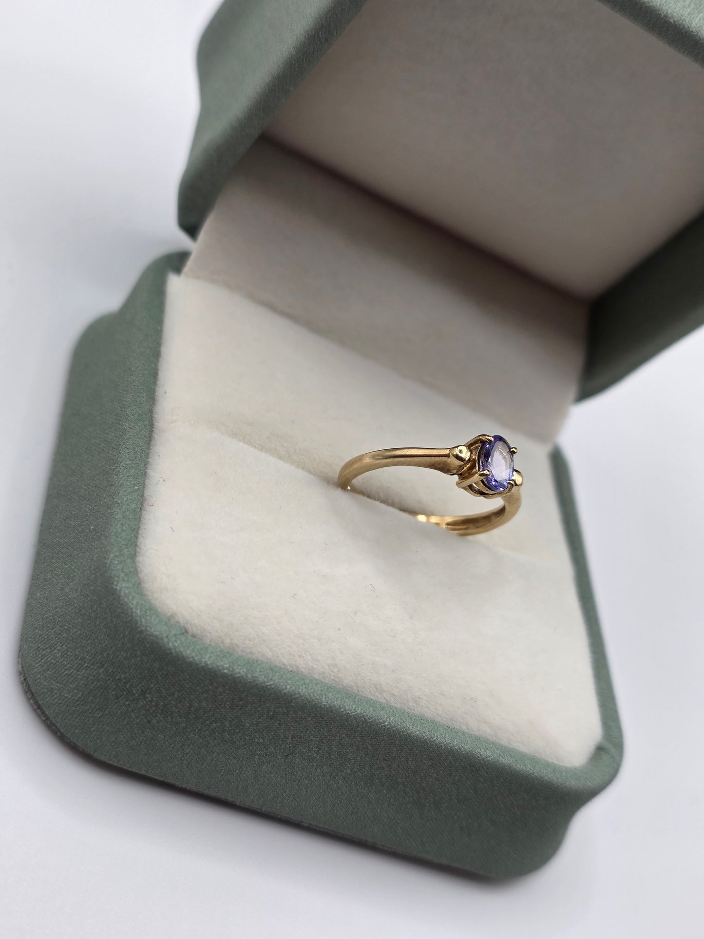 9ct gold tanzanite ring