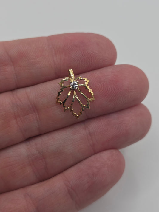 9ct gold cz maple leaf pendant