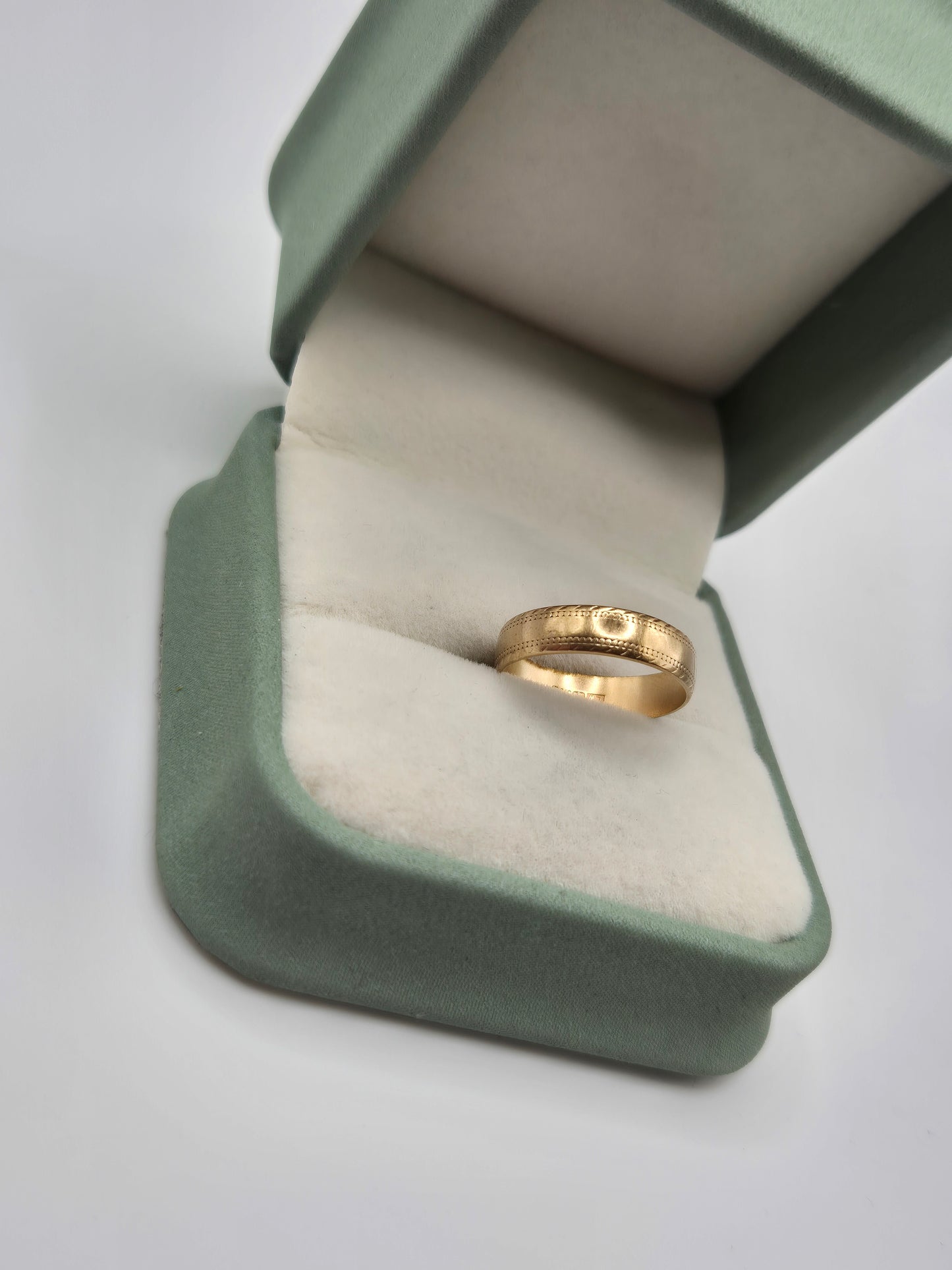 9ct gold patterned band ring