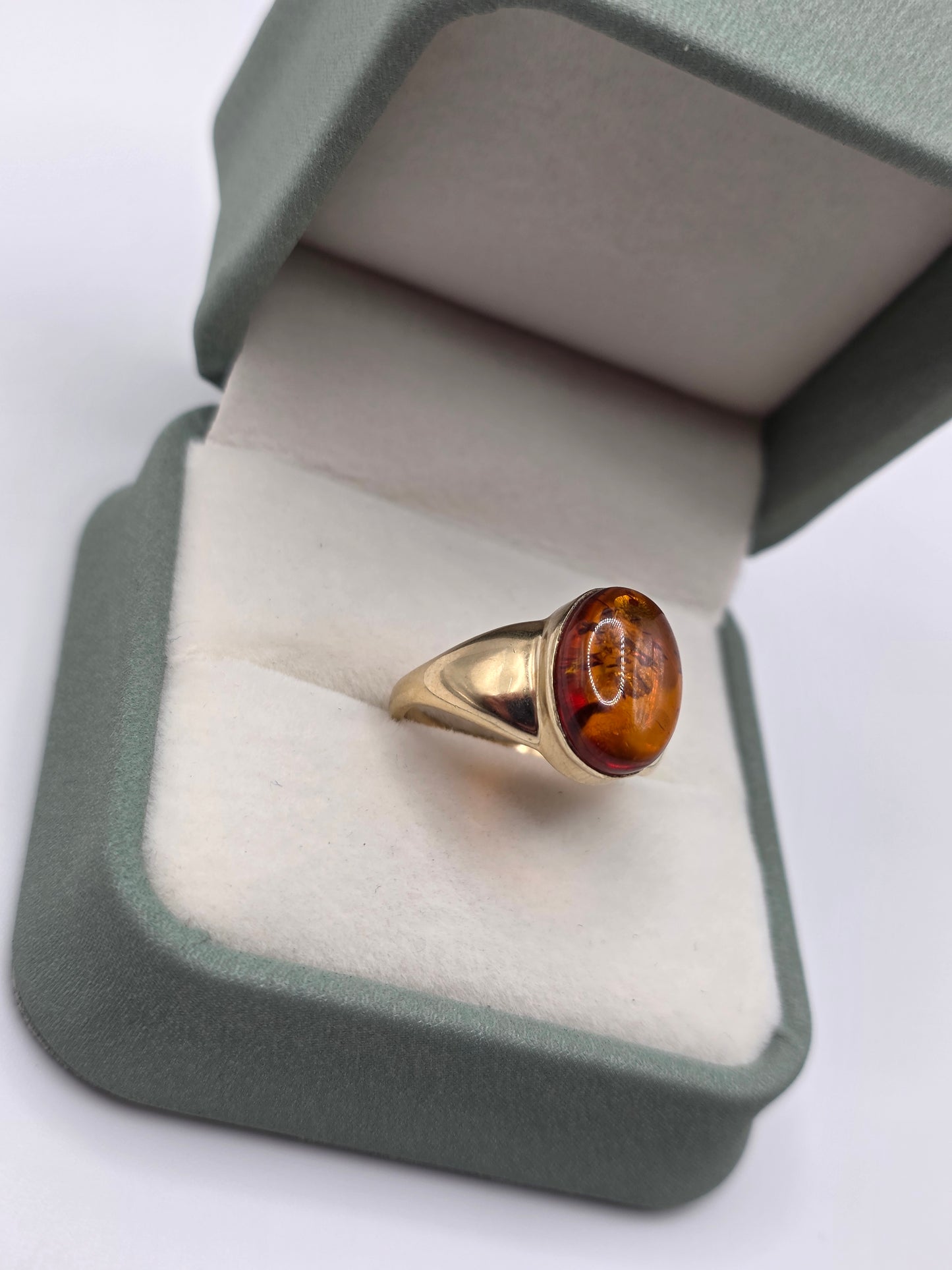 Heavy 9ct gold amber ring