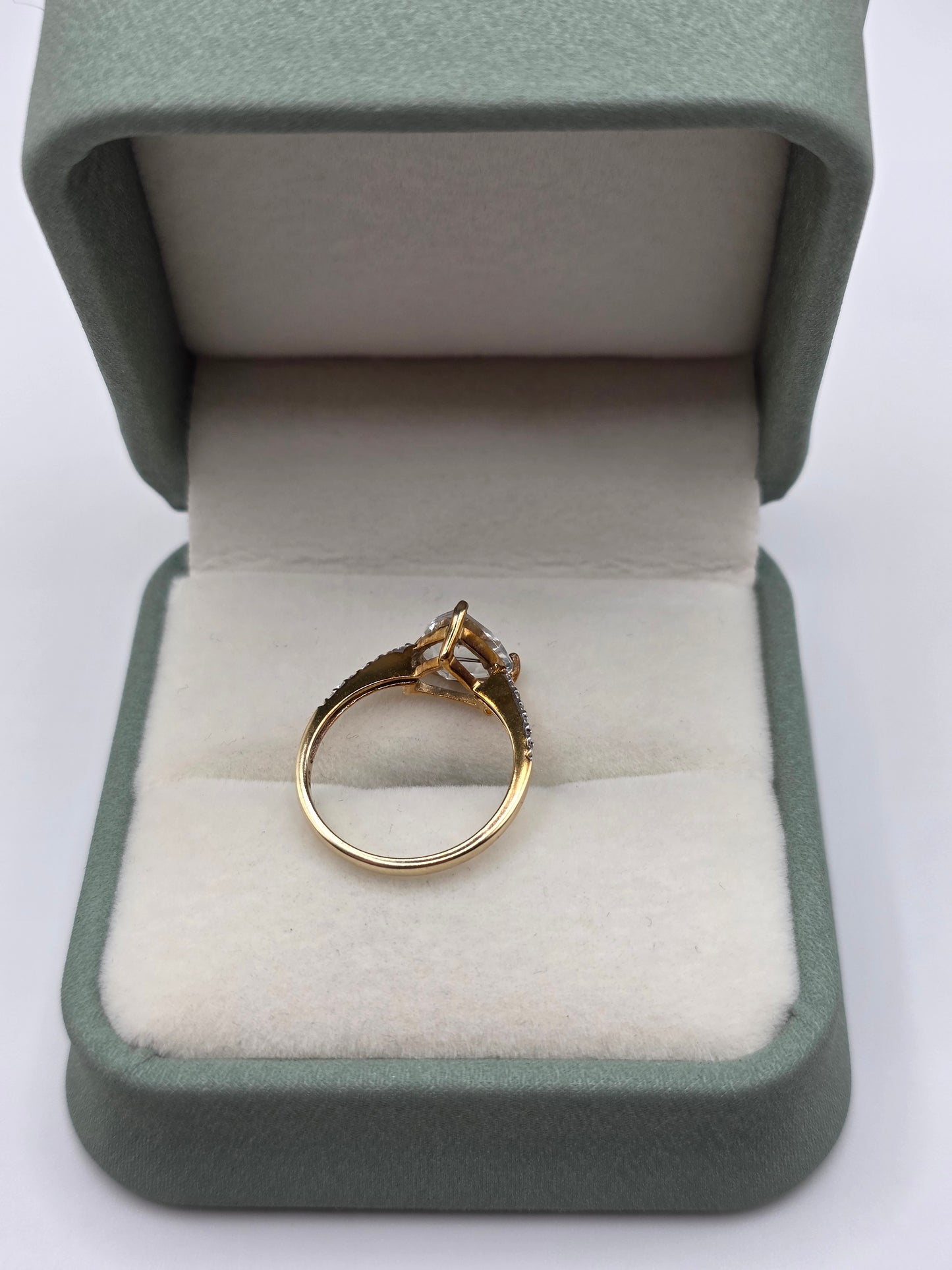 9ct gold white zircon ring