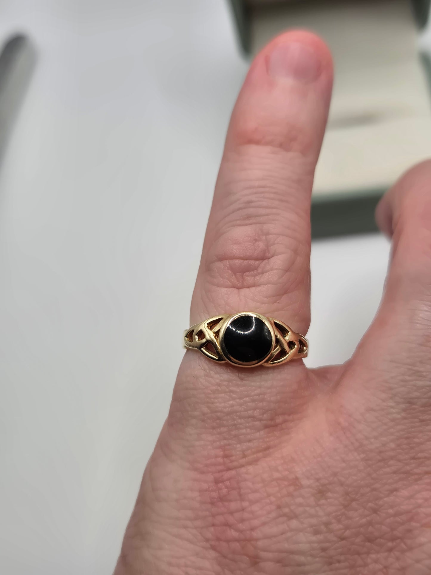 9ct gold jet celtic ring