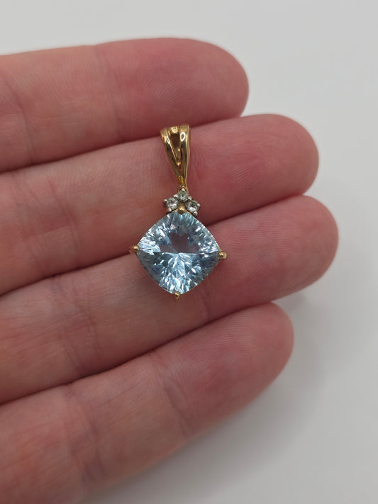 Heavy 9ct gold topaz pendant