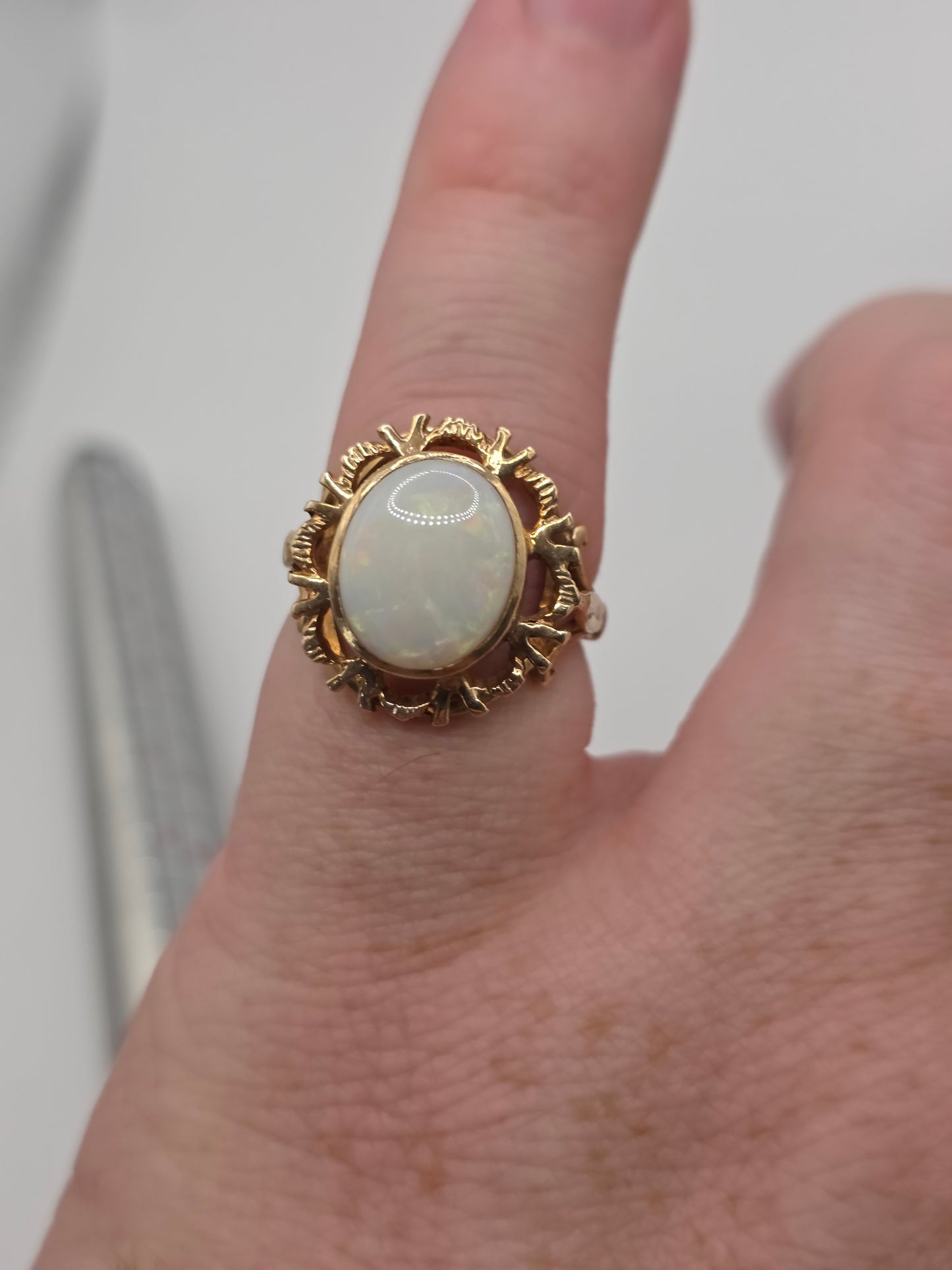 Heavy Vintage 9ct gold opal ring