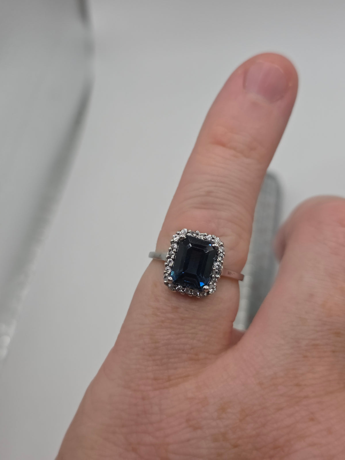 9ct white gold topaz ring