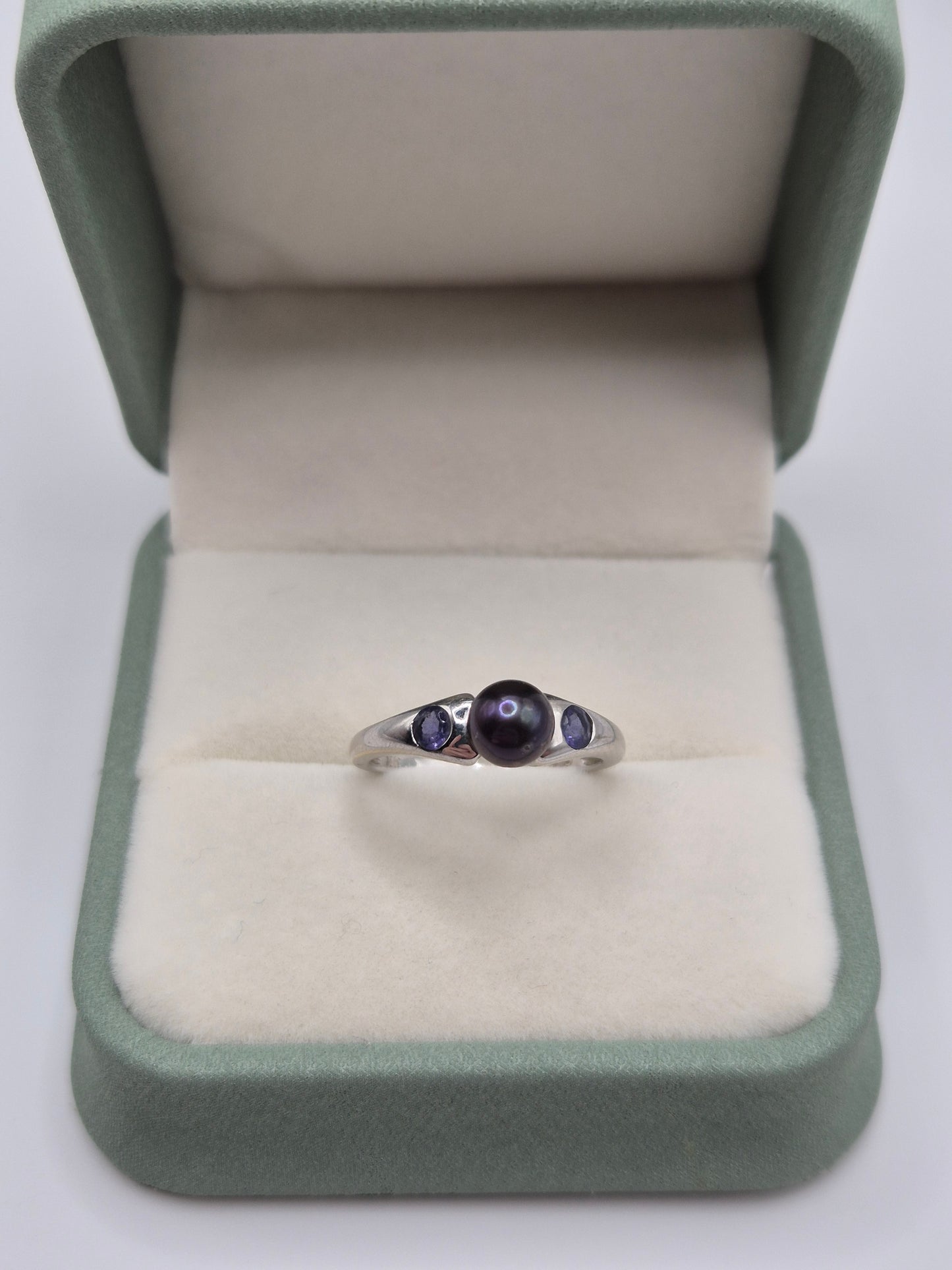 9ct white gold cultured pearl and iolite ring
