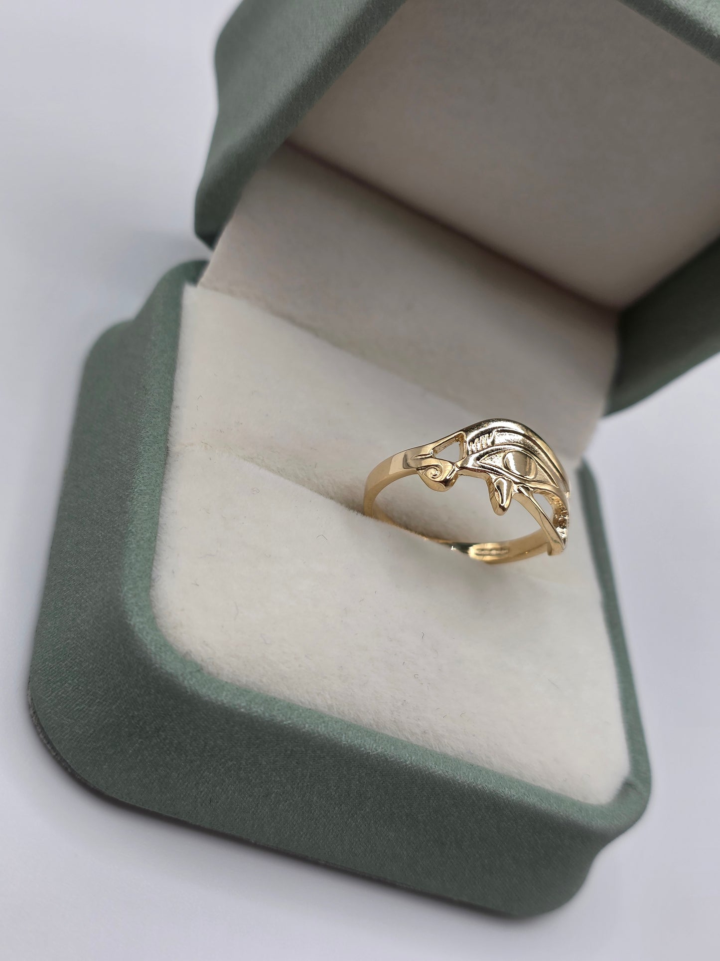 9ct gold eye of horus ring