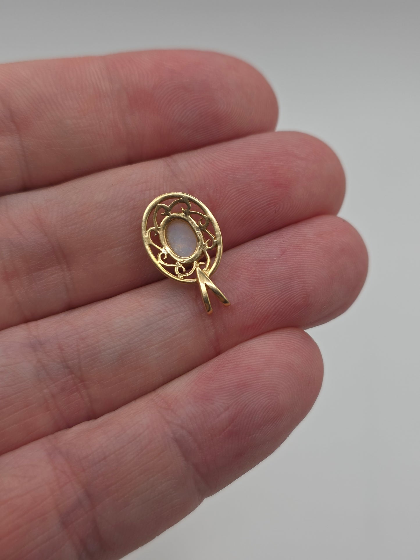 9ct gold opal pendant