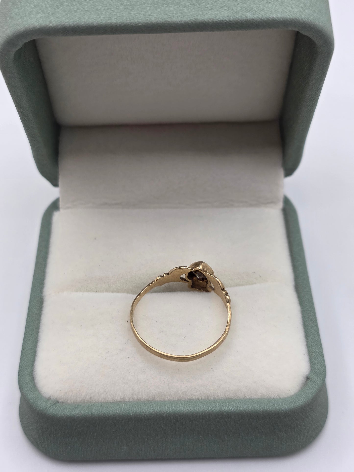 9ct gold cz claddagh ring