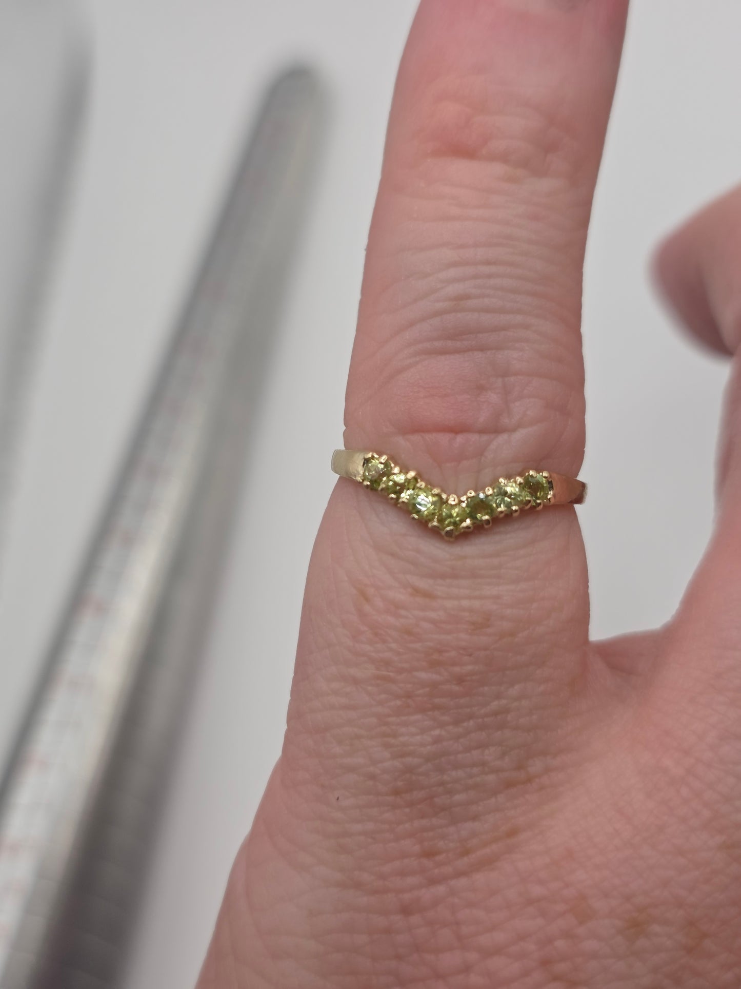 9ct gold peridot wishbone ring