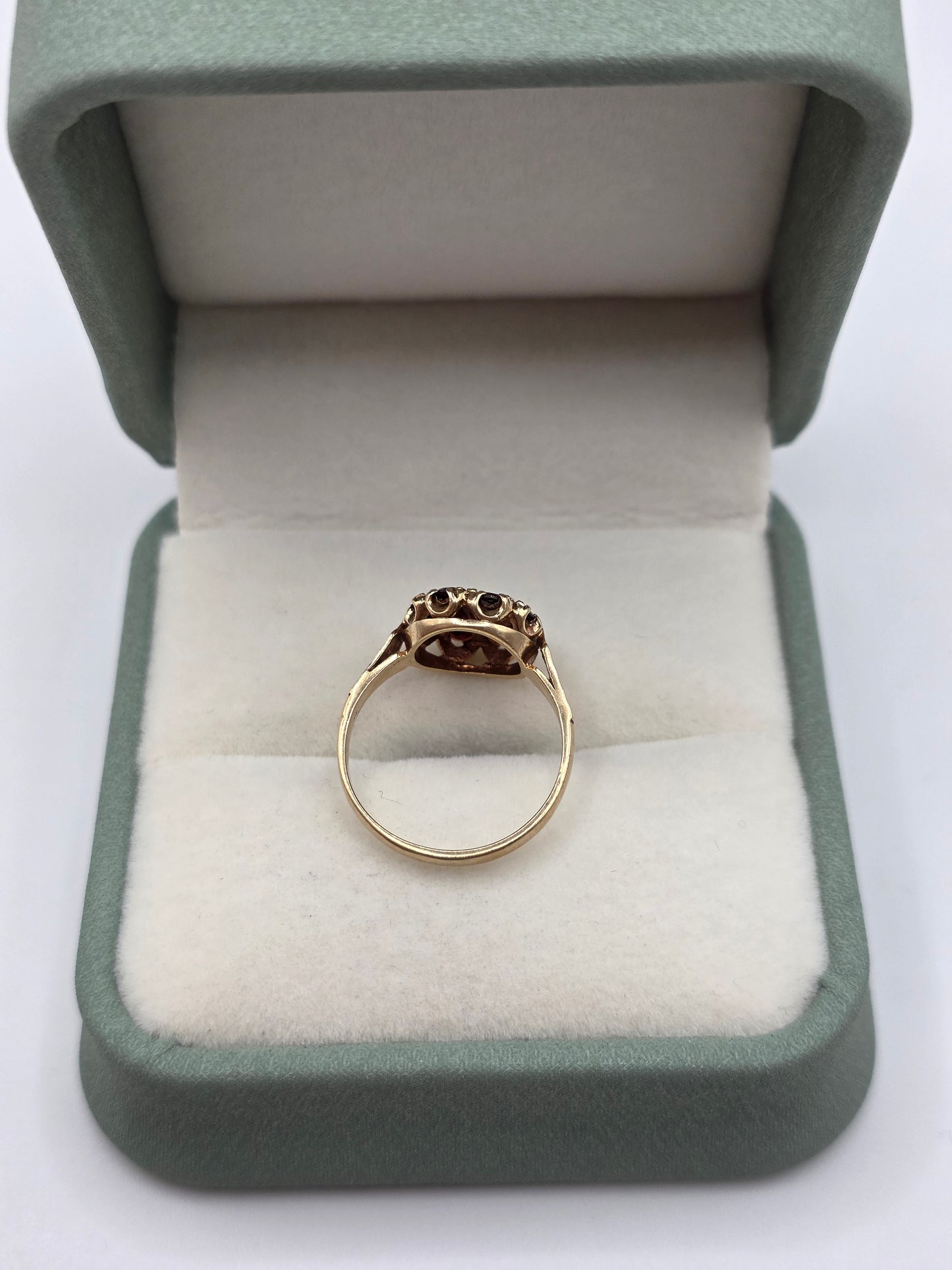 9ct gold garnet ring