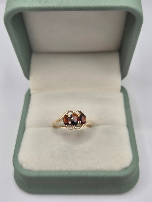 9ct gold garnet ring