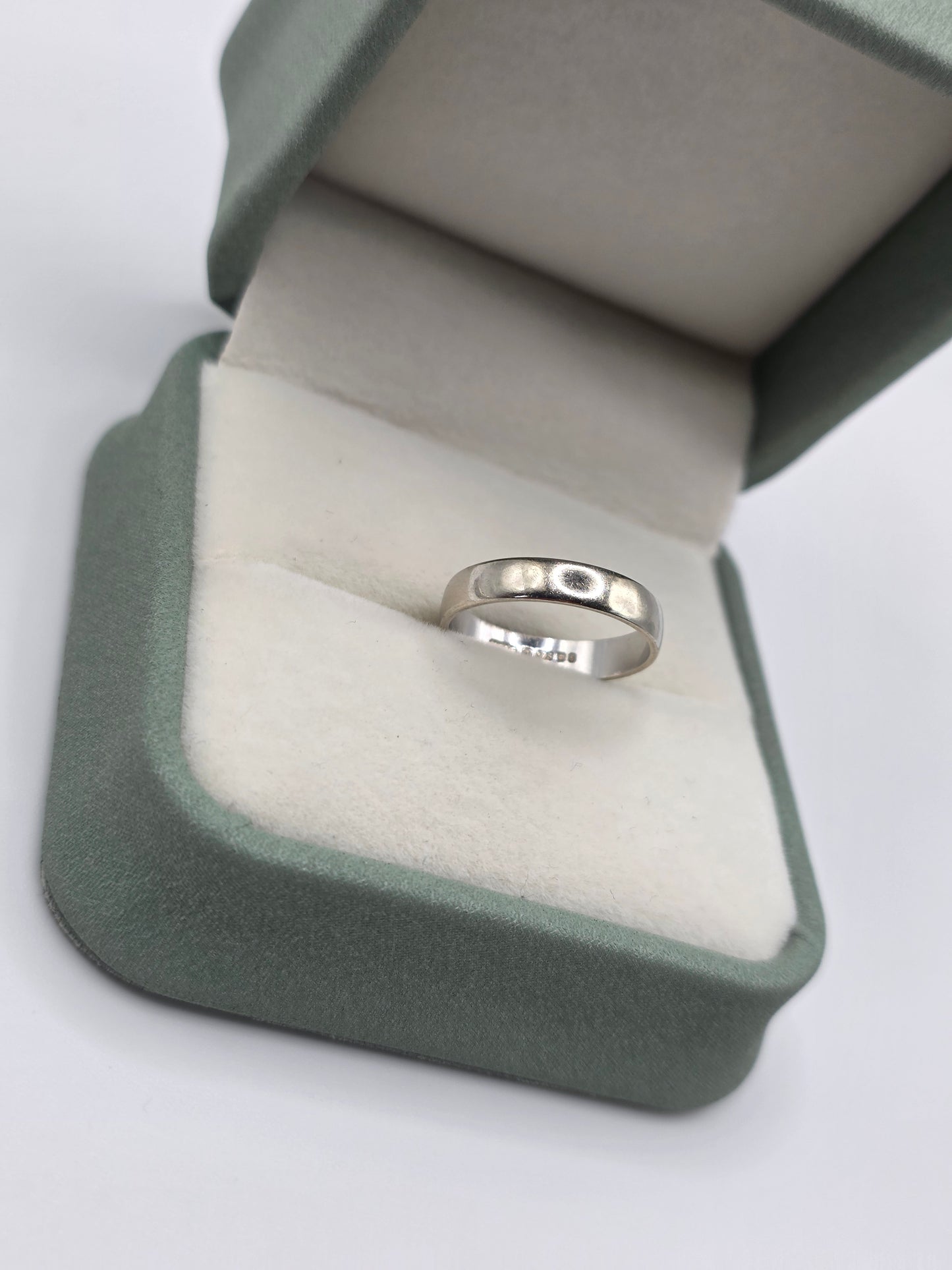 9ct white gold band ring