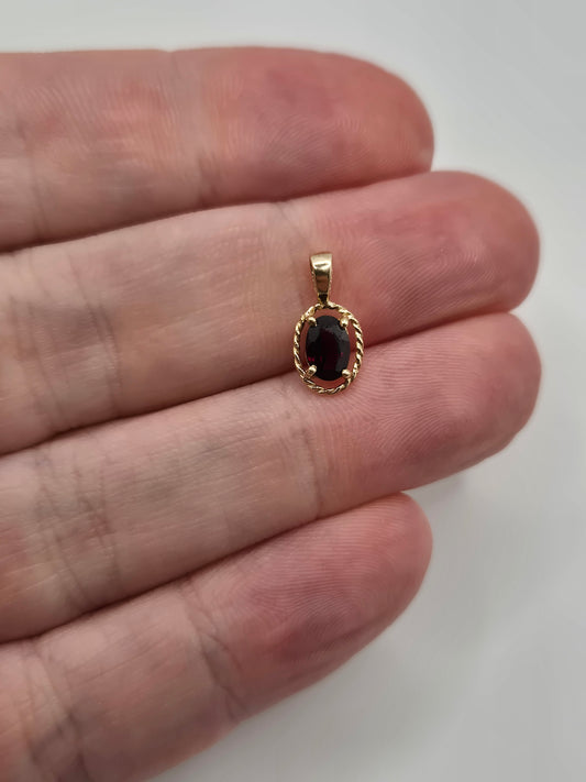 9ct gold garnet pendant