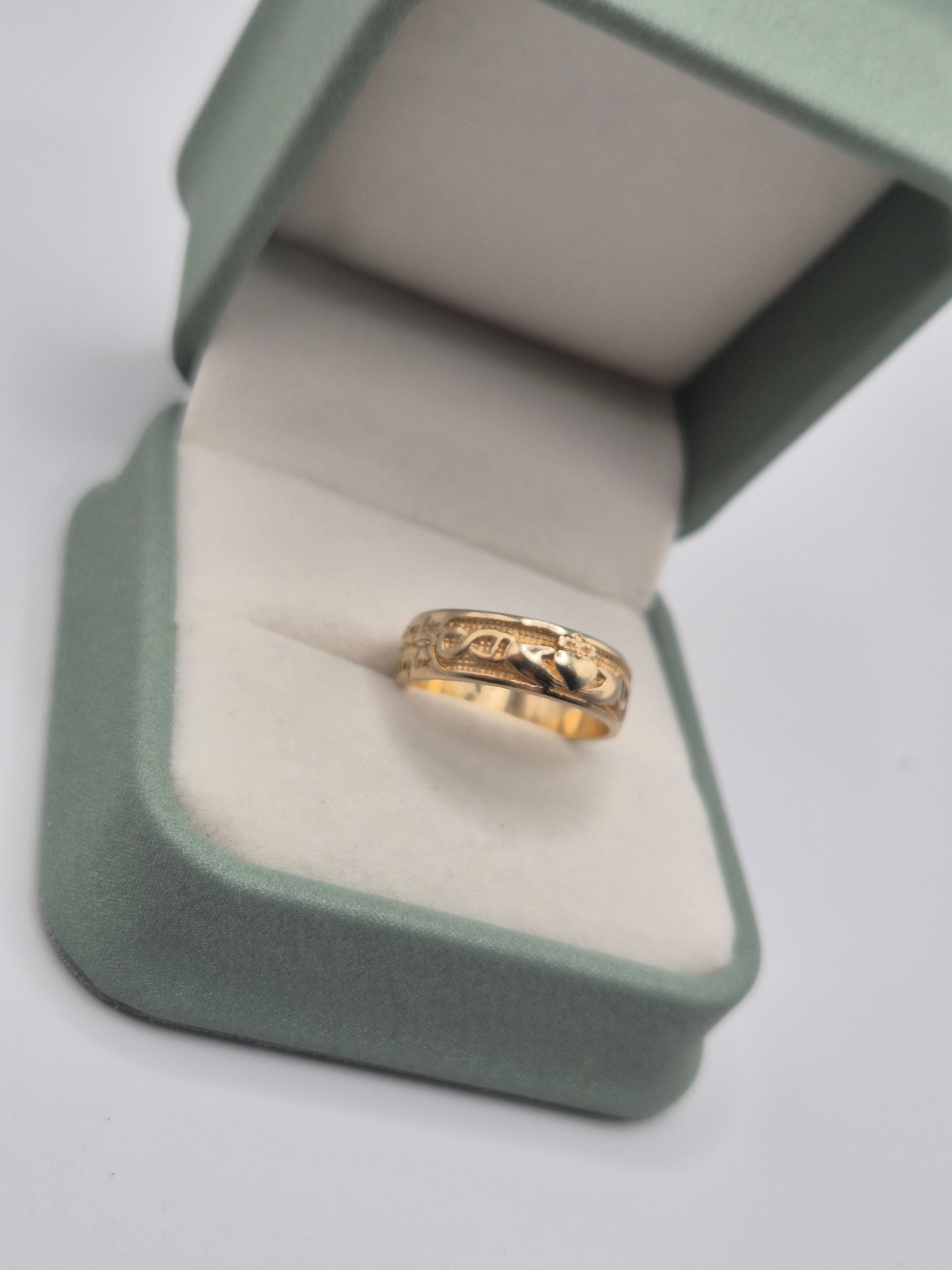 Heavy 9ct gold engraved claddagh ring