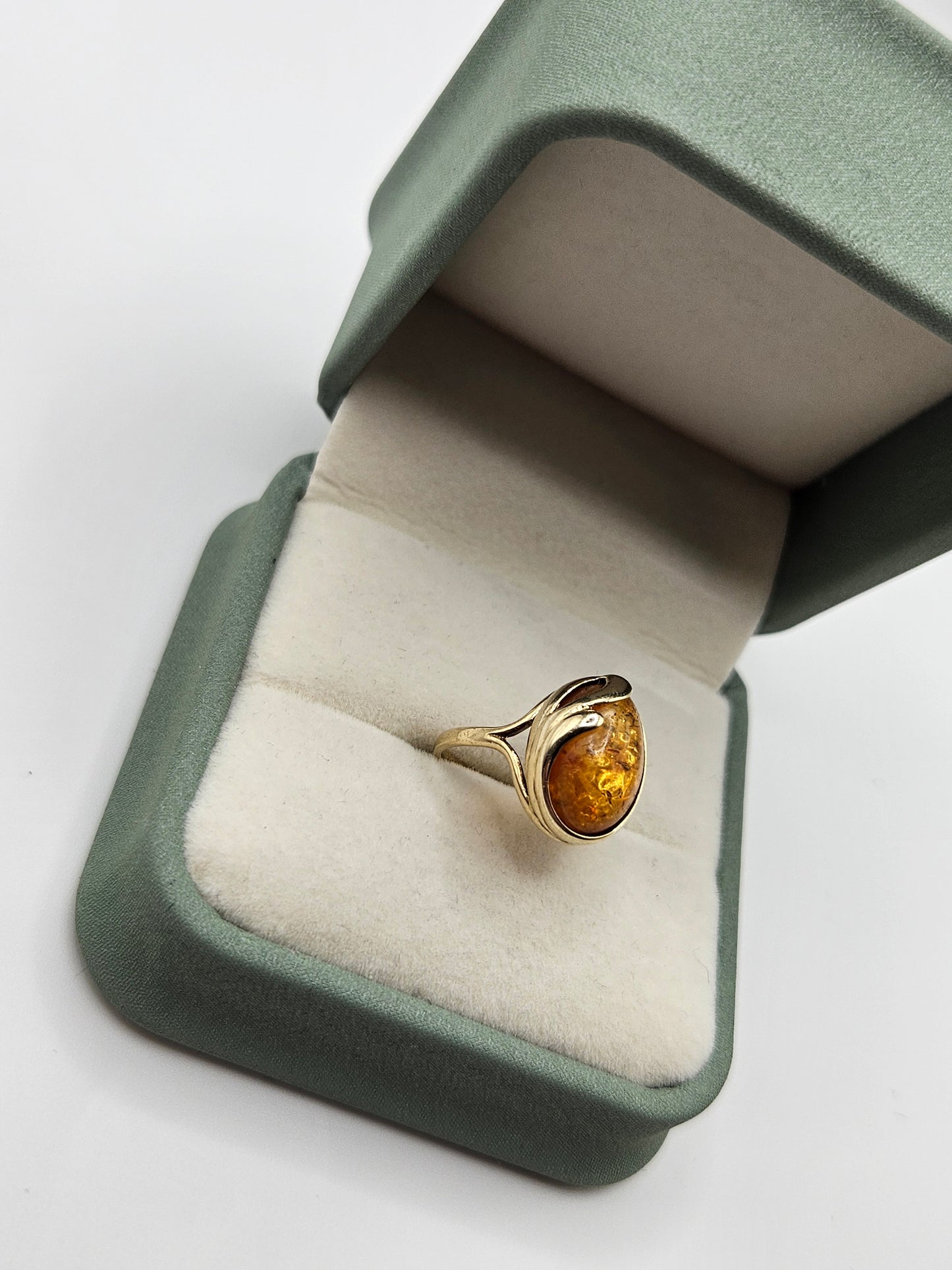 9ct gold amber ring