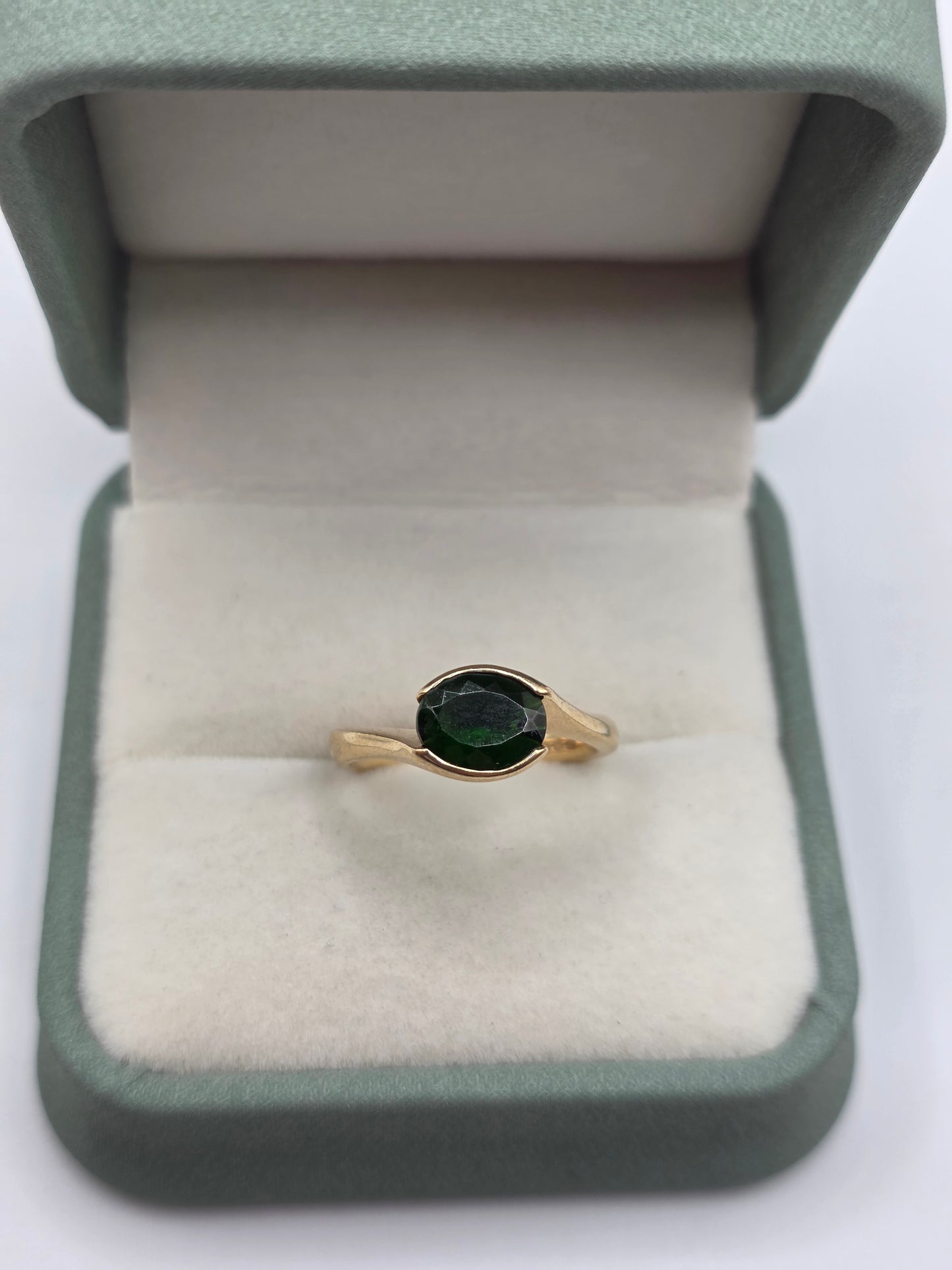 Heavy 9ct gold diopside ring