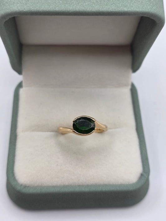 Heavy 9ct gold diopside ring