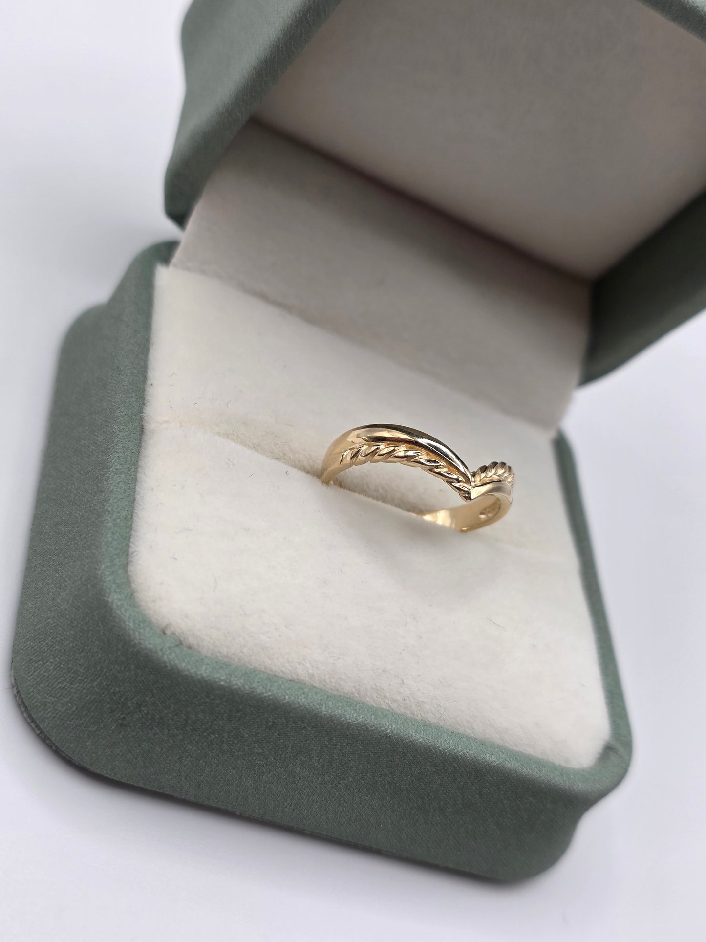 9ct gold wishbone ring