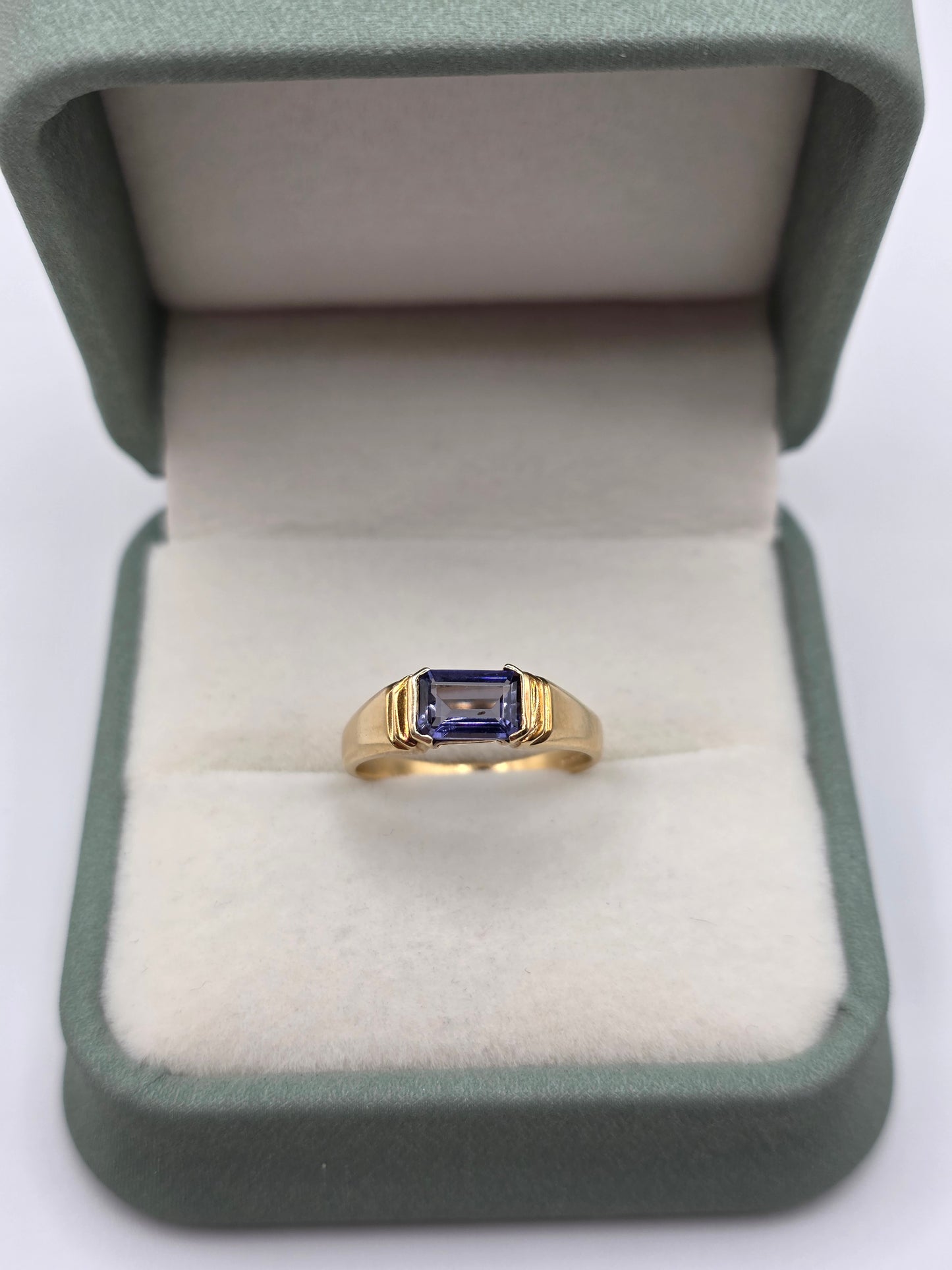 9ct gold tanzanite ring