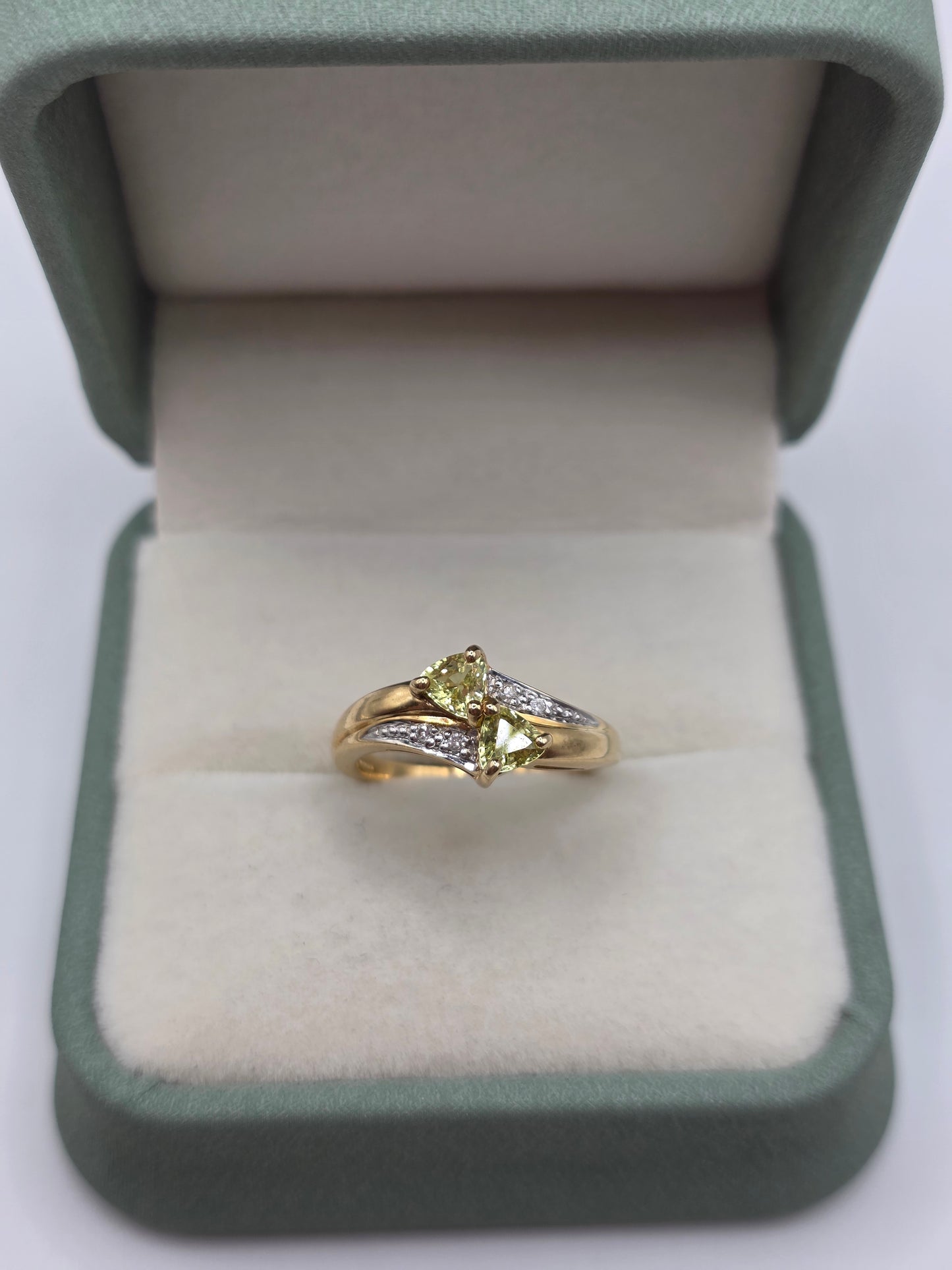 9ct gold peridot and diamond ring