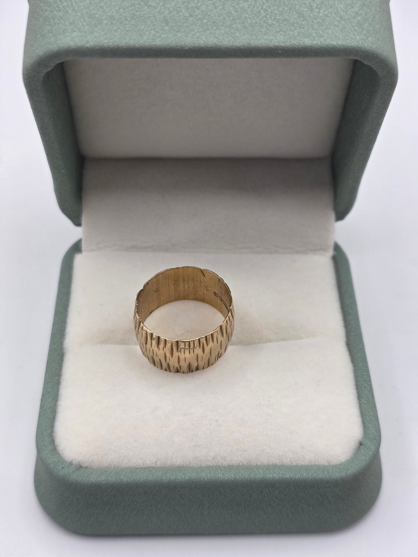 9ct gold patterned band ring