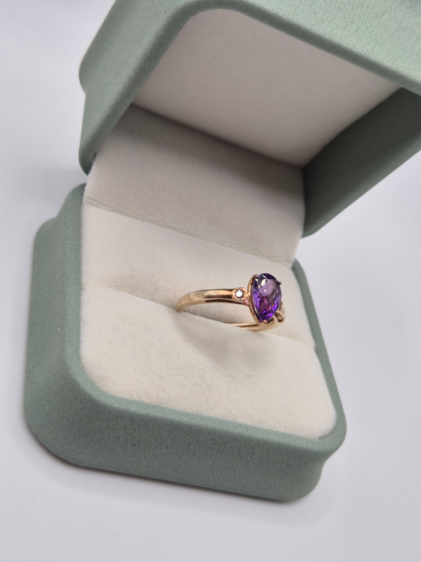 9ct gold amethyst and diamond ring