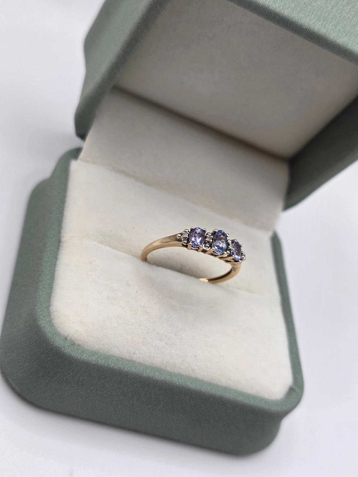 9ct gold tanzanite and diamond ring