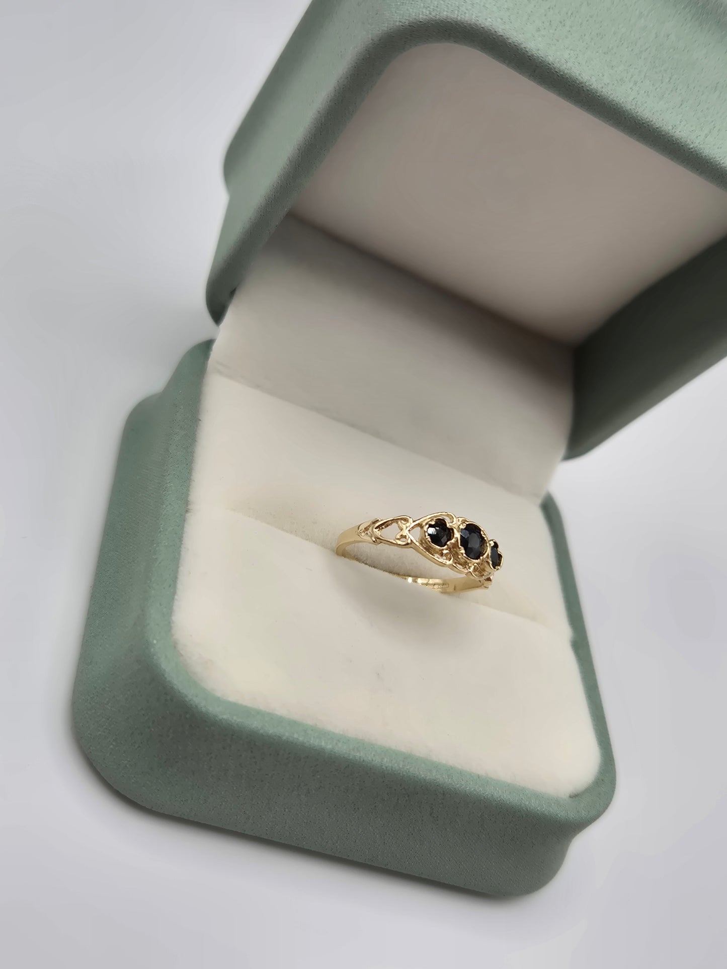 9ct gold sapphire ring