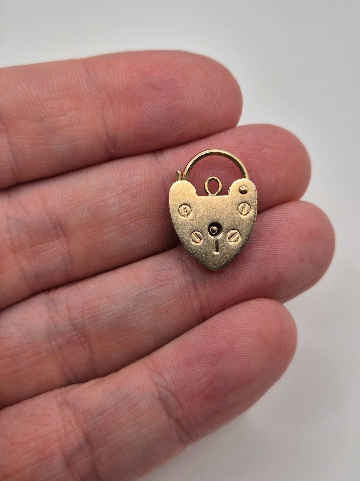 9ct gold padlock (6)