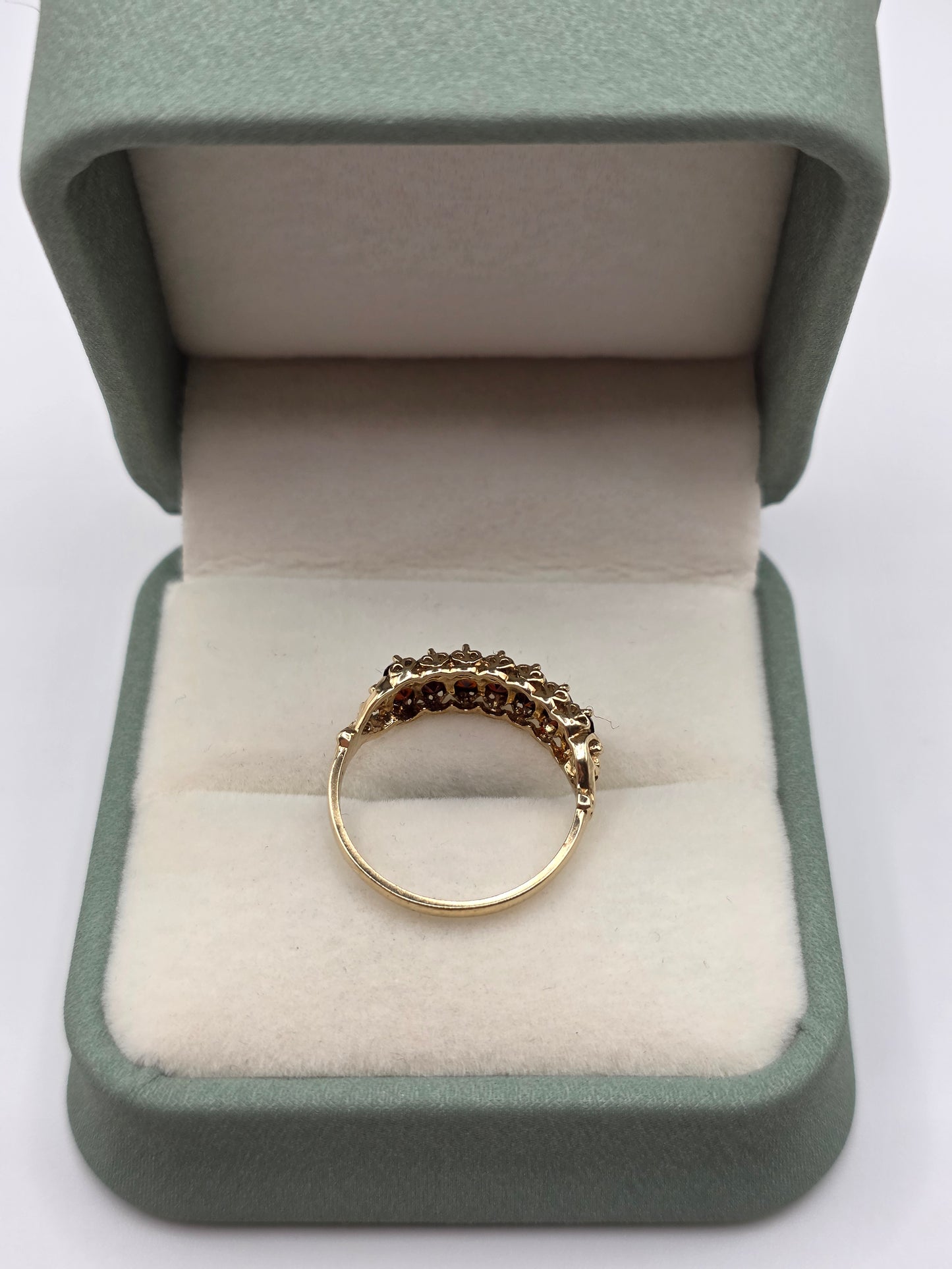 9ct gold garnet ring