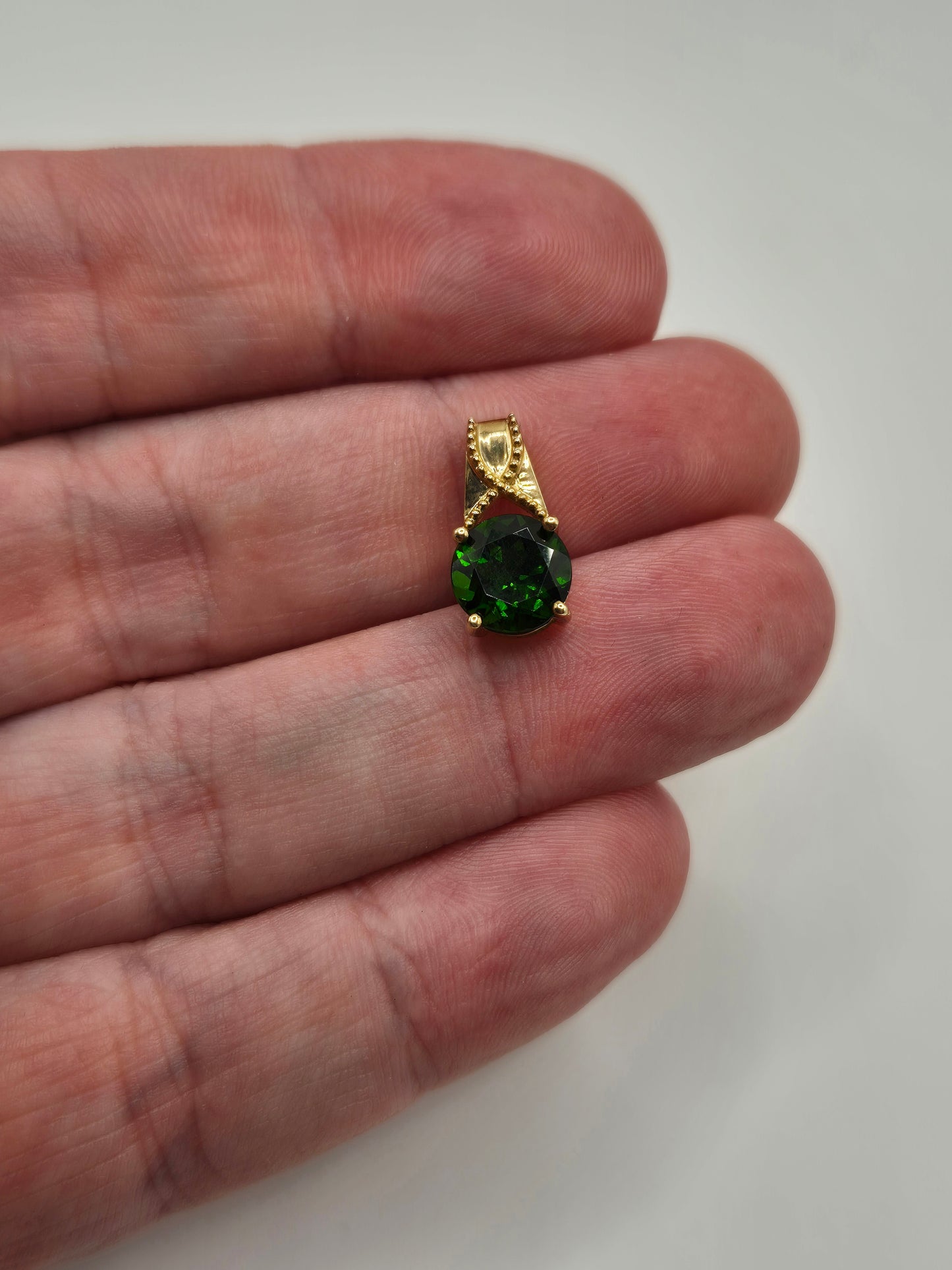 9ct gold diopside pendant