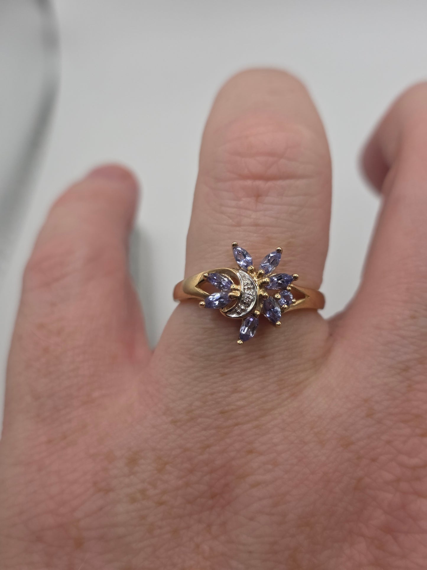 9ct gold tanzanite and diamond ring