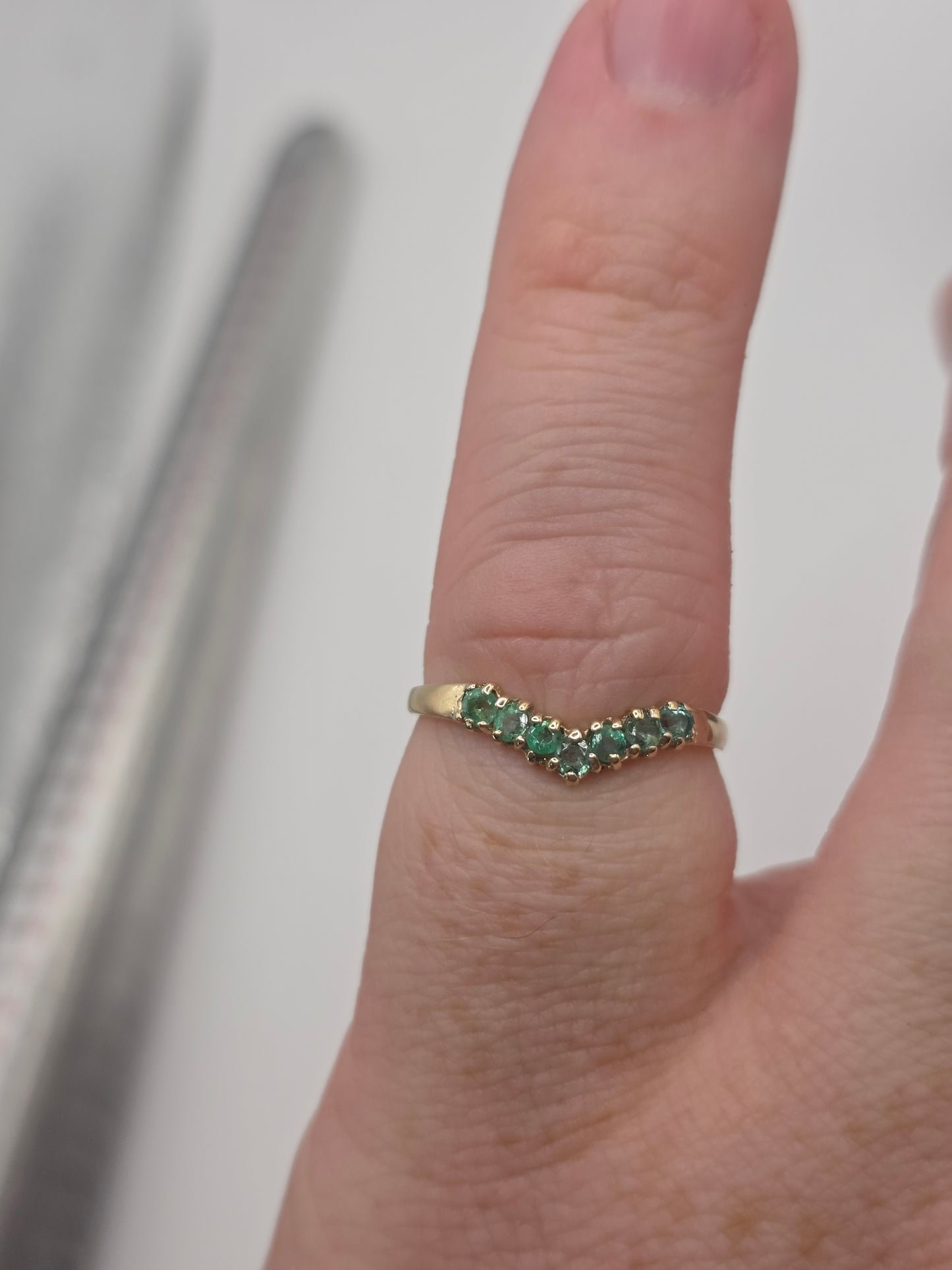 9ct gold emerald wishbone ring