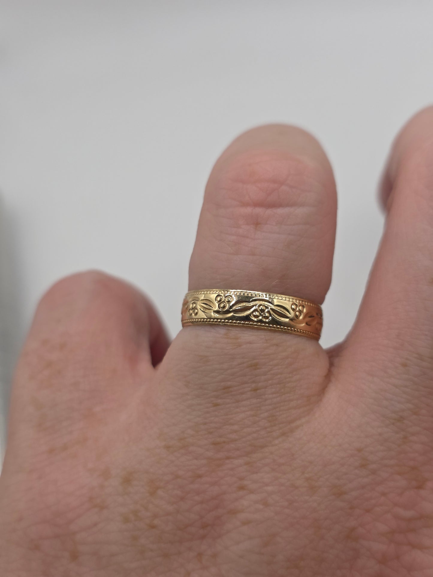 9ct gold patterned band ring