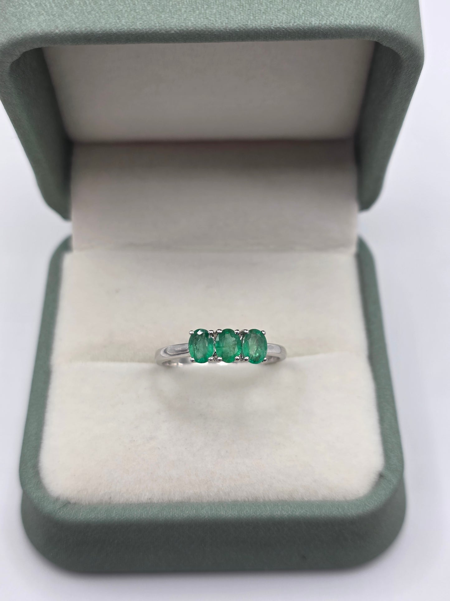 9ct white gold emerald ring