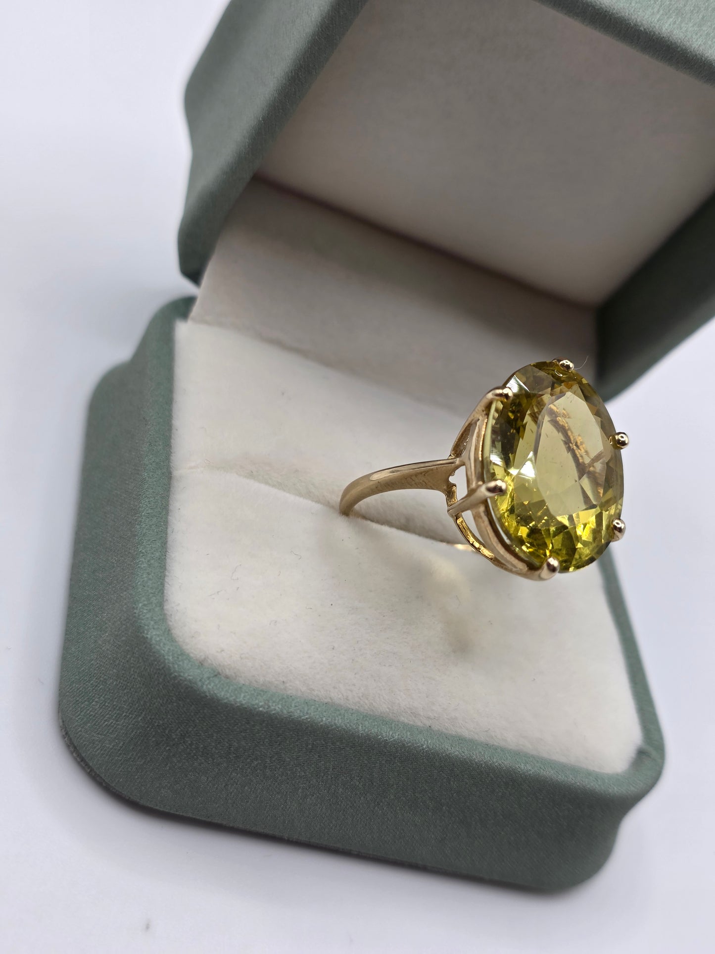 Heavy 9ct gold lemon quartz ring