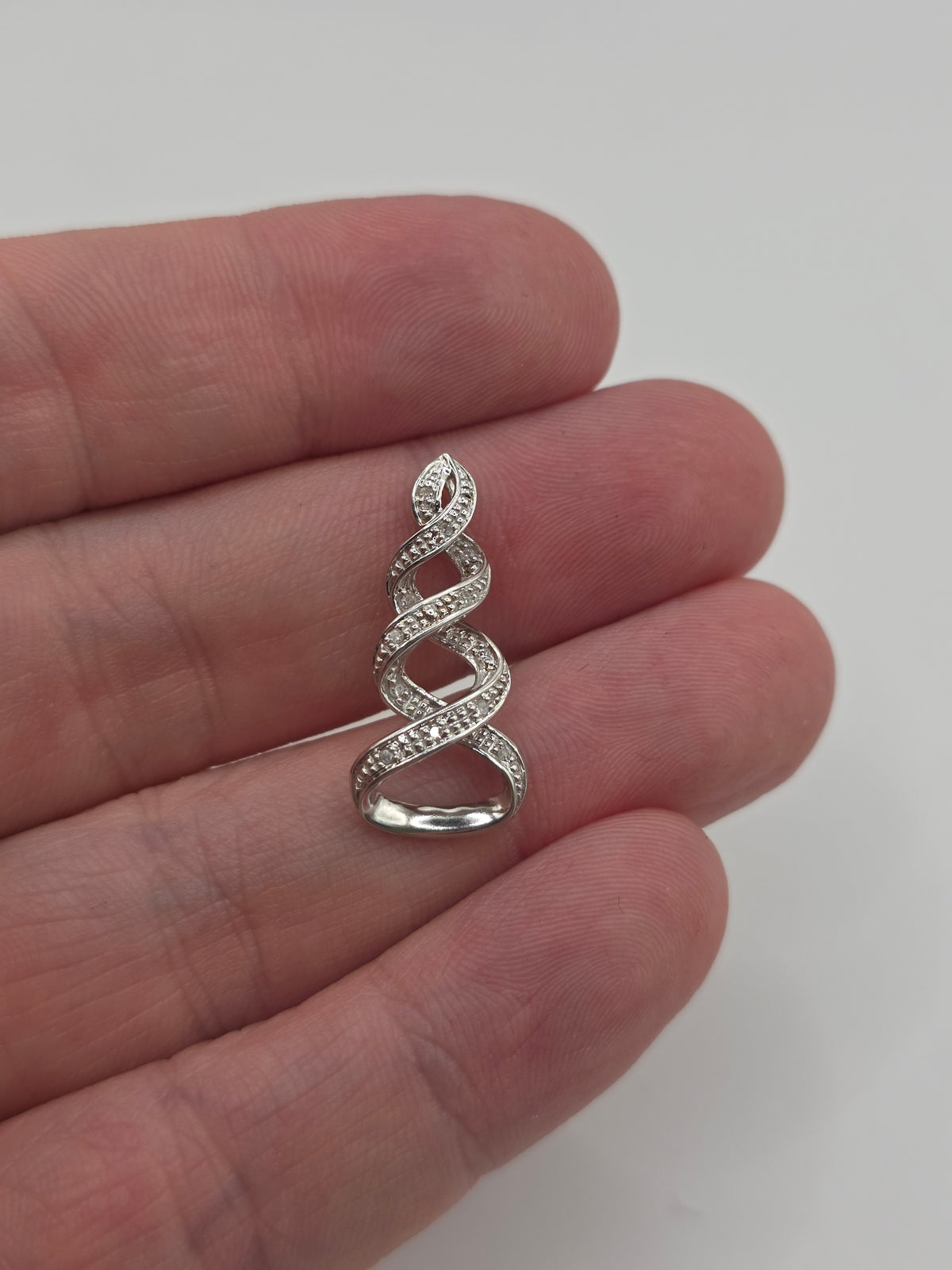 9ct white gold diamond pendant