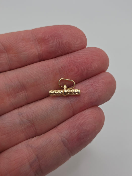 9ct gold engraved 15mm T-bar pendant