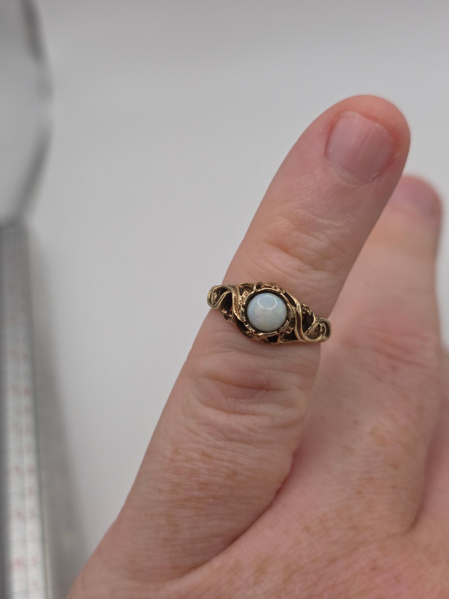 Vintage 9ct gold opal ring