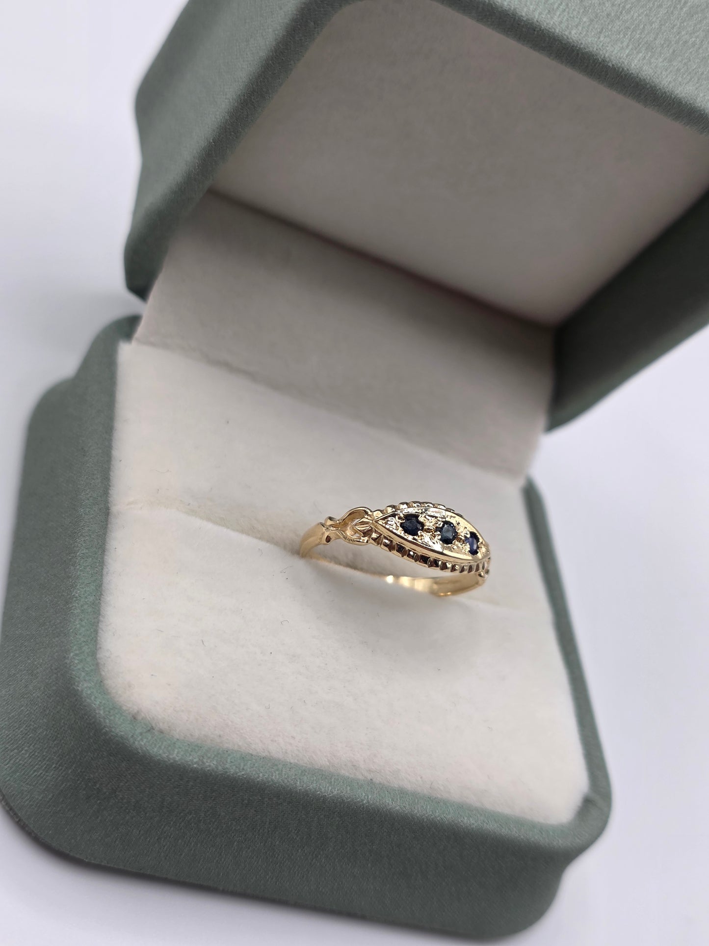 9ct gold sapphire gypsy ring