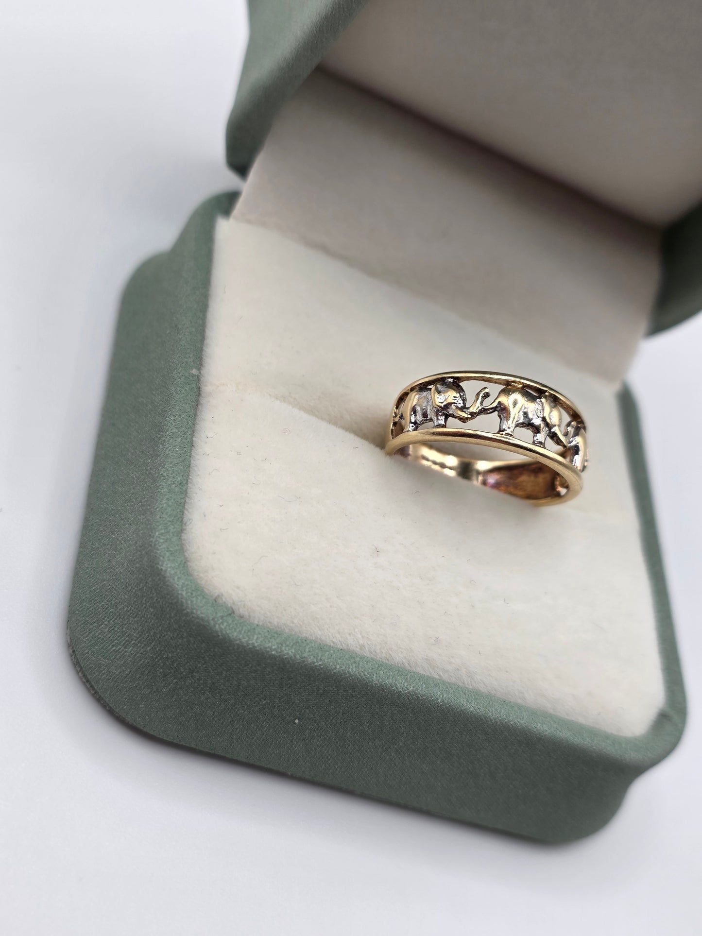 9ct gold elephant ring