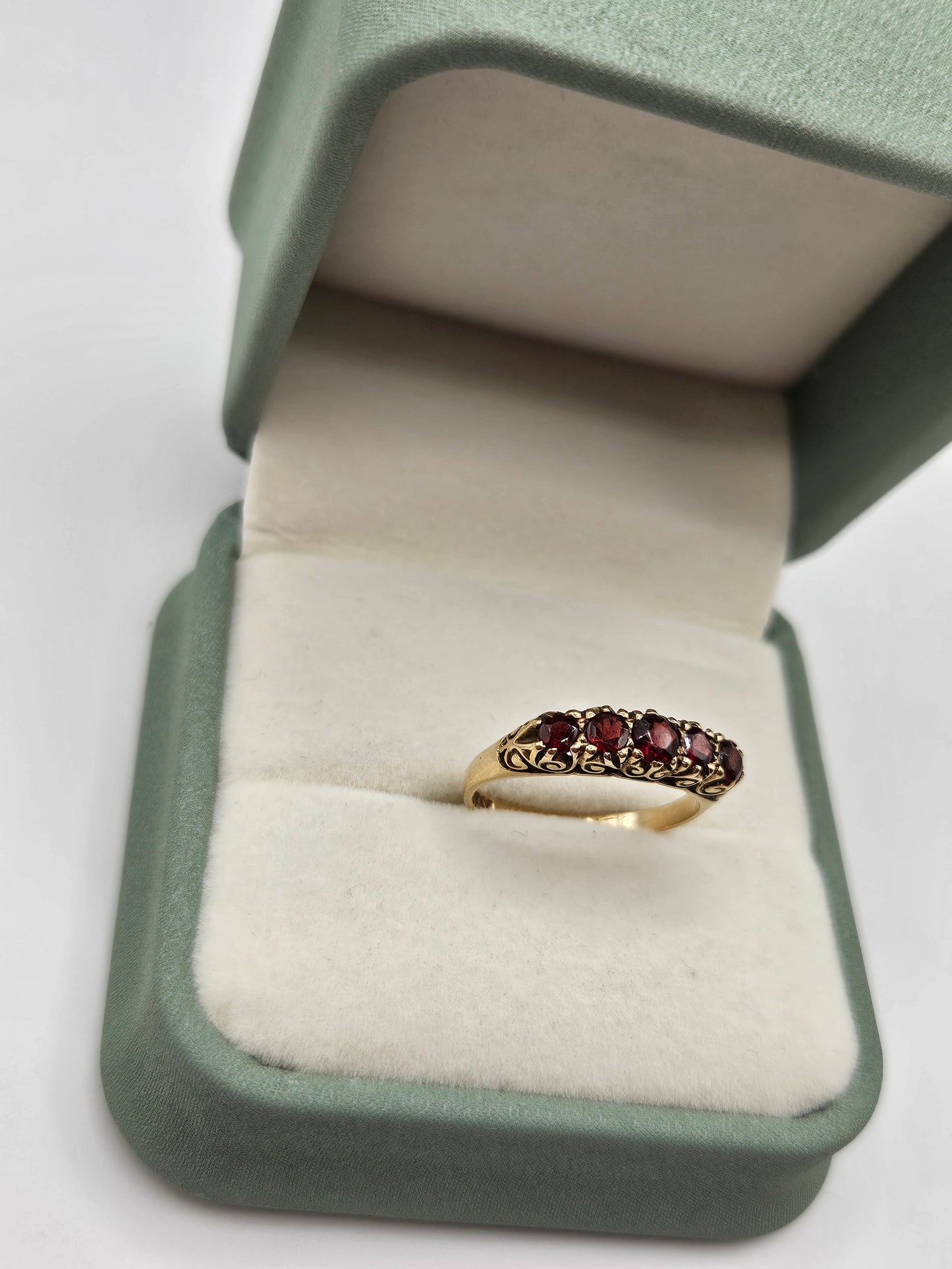 9ct gold garnet ring