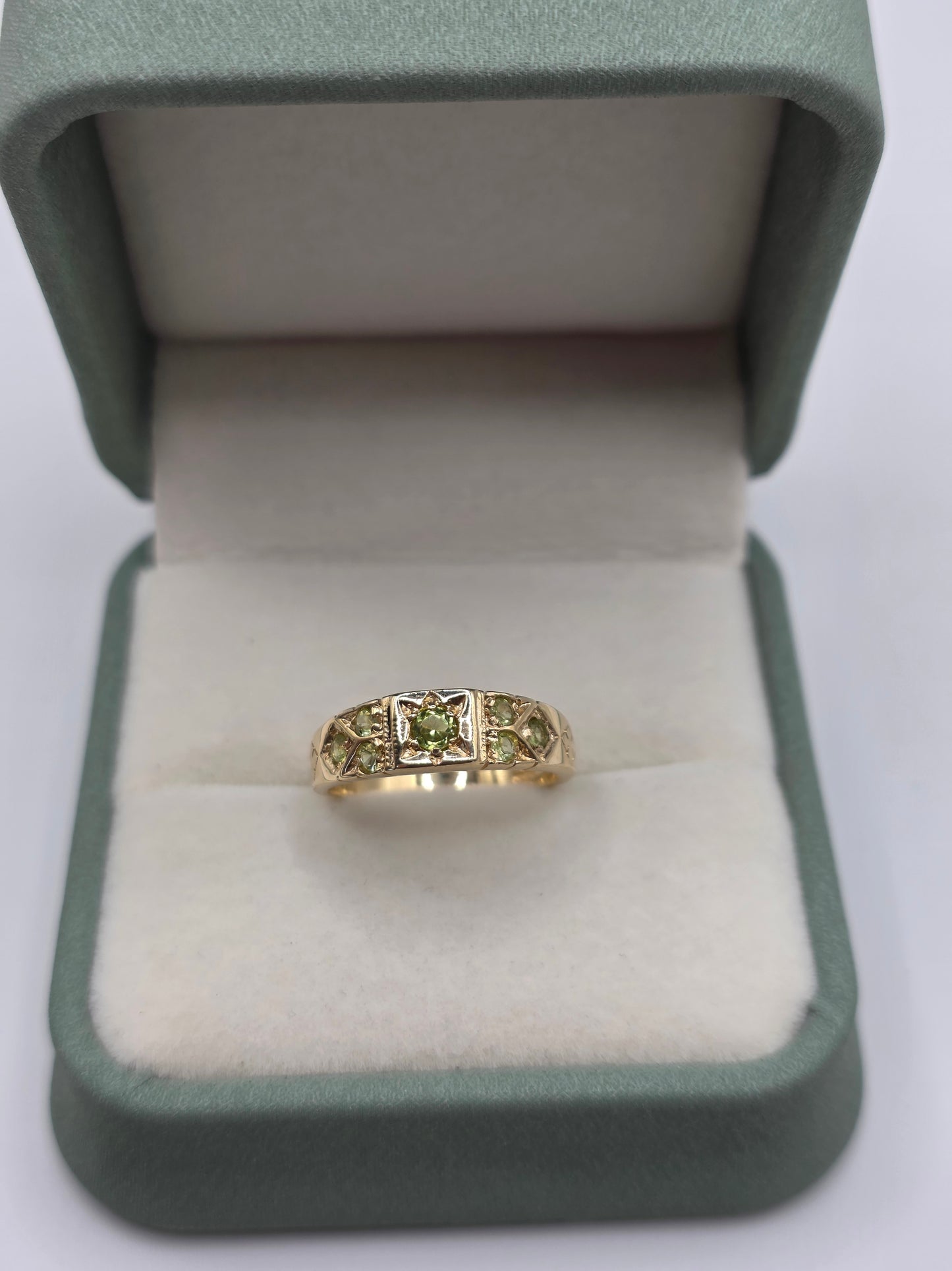 9ct gold peridot ring
