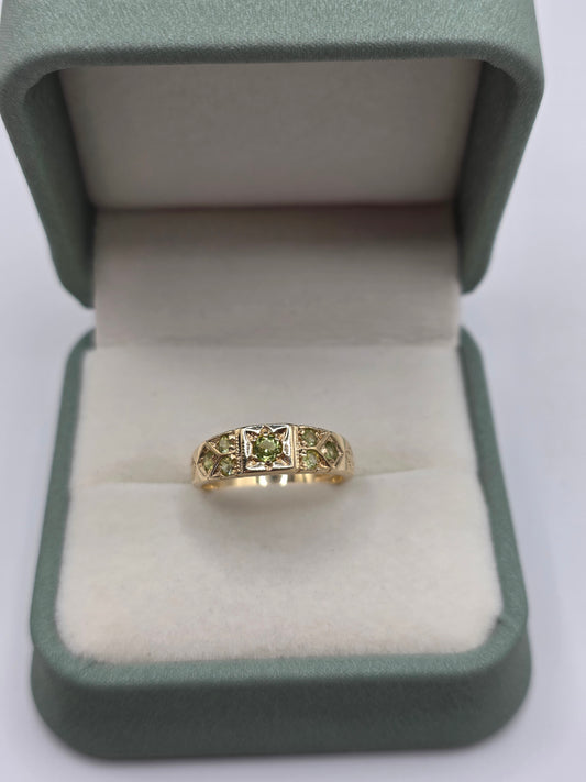 9ct gold peridot ring