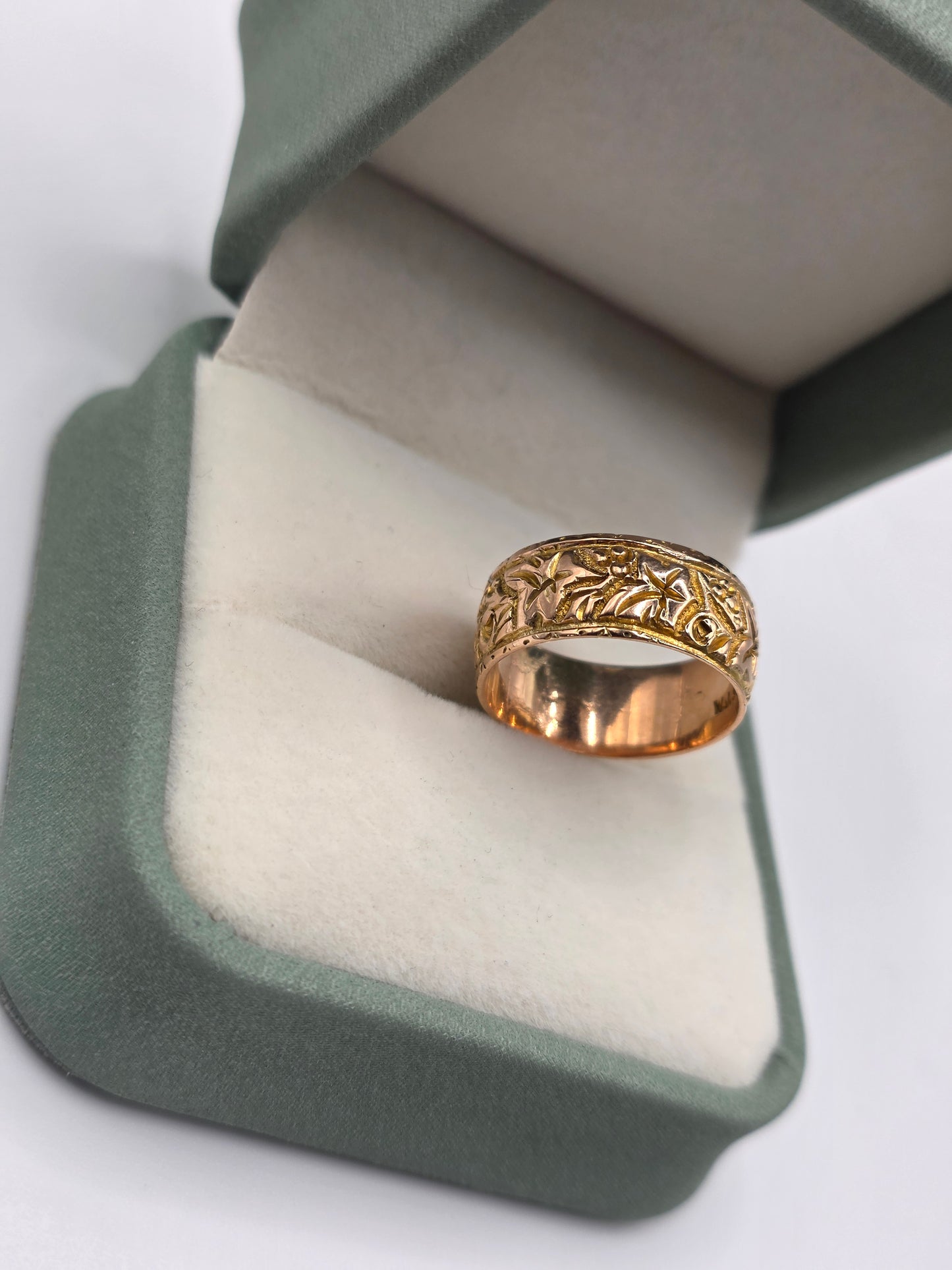 9ct gold patterned band ring