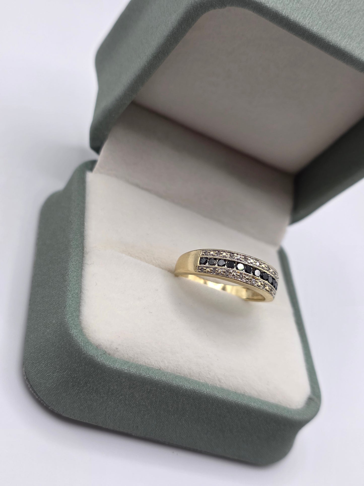 9ct gold sapphire and diamond ring
