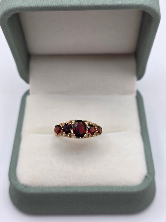 9ct gold garnet ring